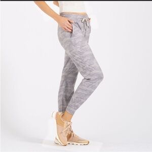 Vuori Jogger Womens Medium M Gray Camo Gym Running DreamKnit Performance Jogger
